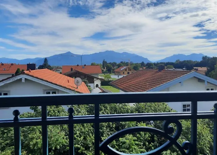 Ferienwohnung In Seenaher Kuenstlervilla In Gstadt