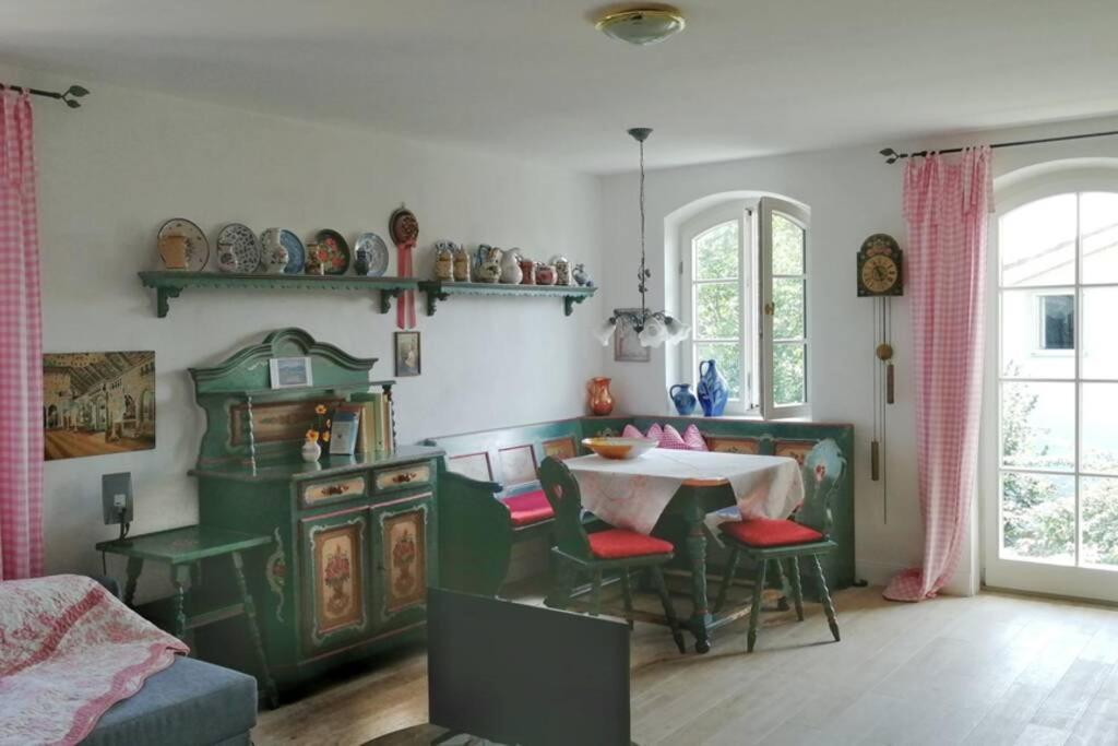 In Seenaher Kuenstlervilla In Gstadt