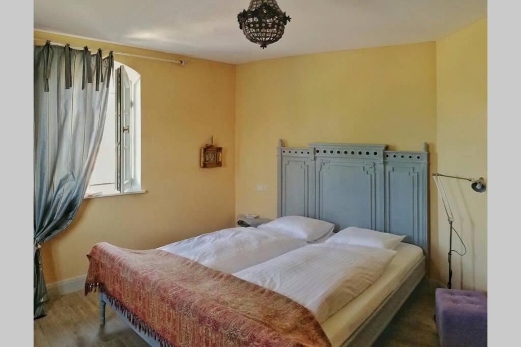 In Seenaher Kuenstlervilla In Gstadt *