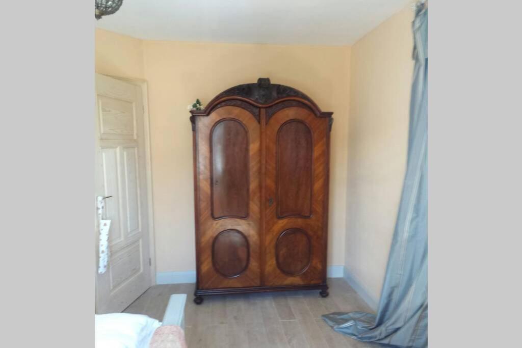 In Seenaher Kuenstlervilla In Gstadt *
