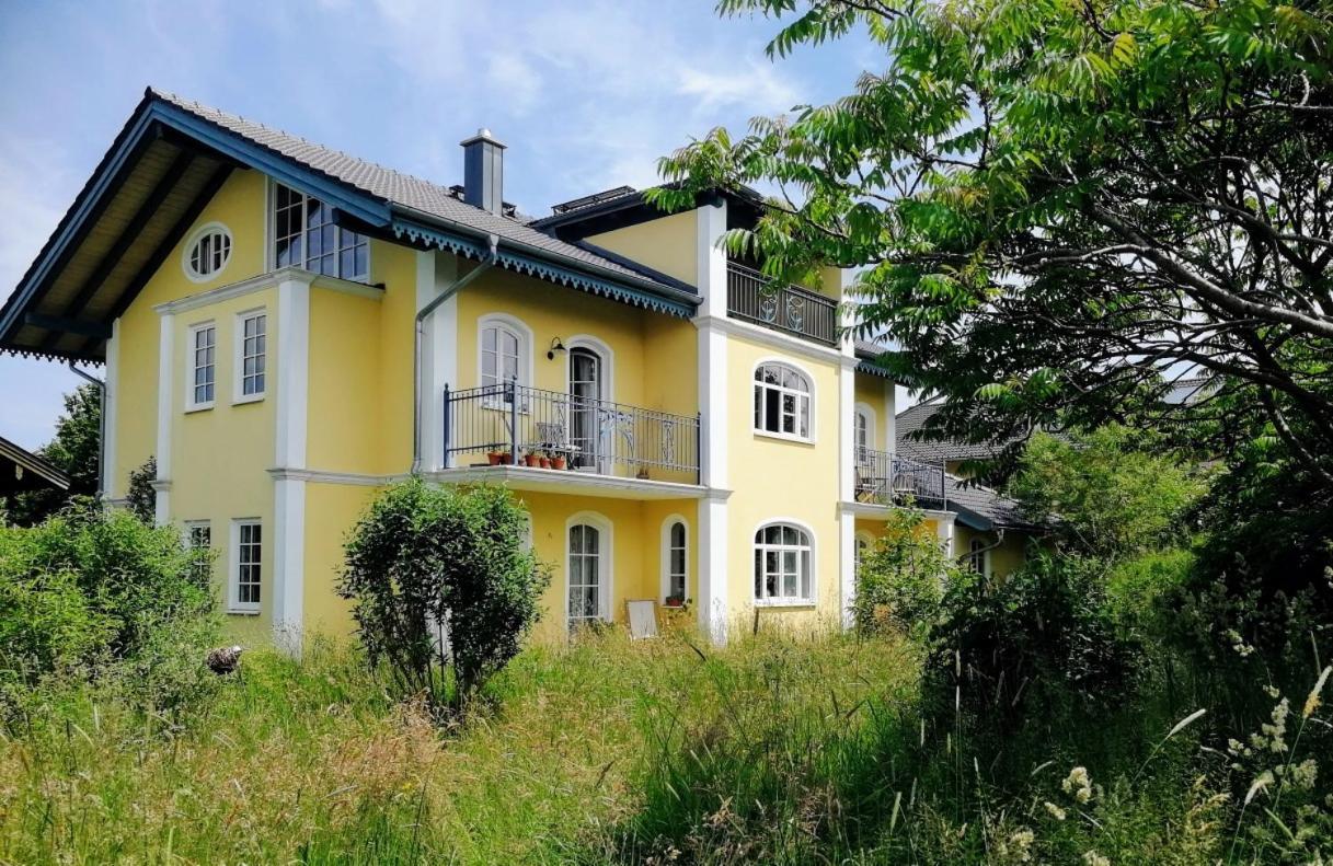 In Seenaher Kuenstlervilla In Gstadt *